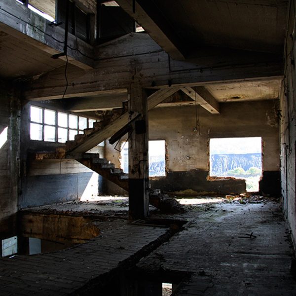 Natalia Pastor. Serie Nitrastur. Escalera, 2014. Impresión Glicée sobre papel Canson Rag Photographique con
metacrilato siliconado. 80 x 120 cm. Edición 1 de 3