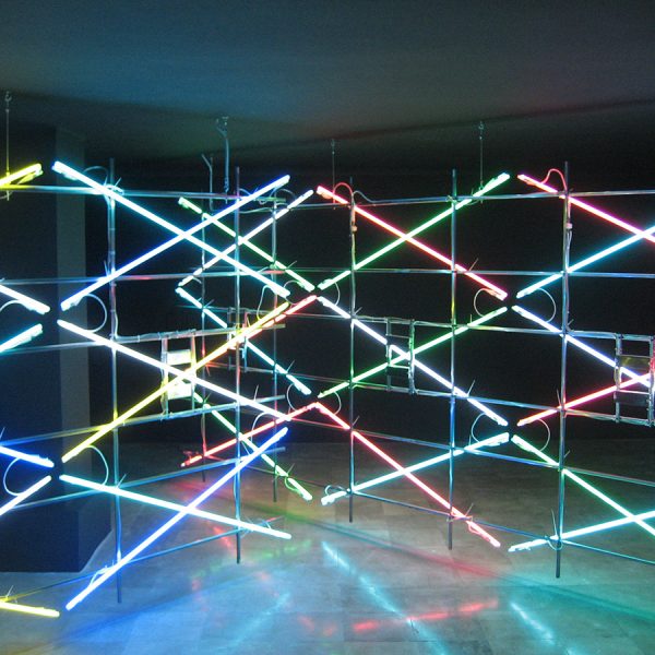 Carlos Coronas. Lampyridae, 2014. Tubos de neón, cables, estructura metal. Instalación en la galería Guillermina Caicoya