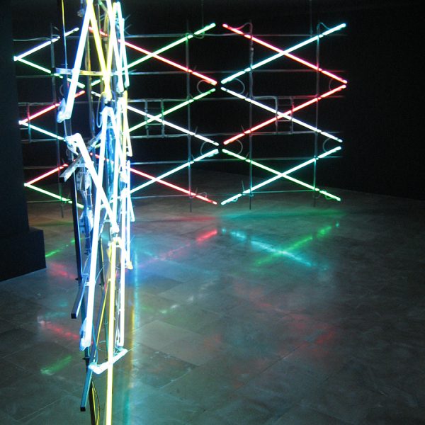 Carlos Coronas. Lampyridae, 2014. Tubos de neón, cables, estructura metal. Instalación en la galería Guillermina Caicoya