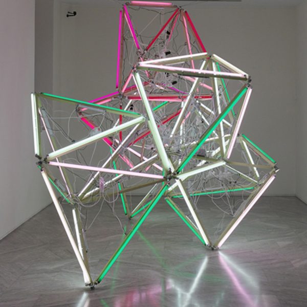 Carlos Coronas. Lampyridae, 2014. Tubos de neón, cables, estructura madera. Instalación en el centro MAG de Elche