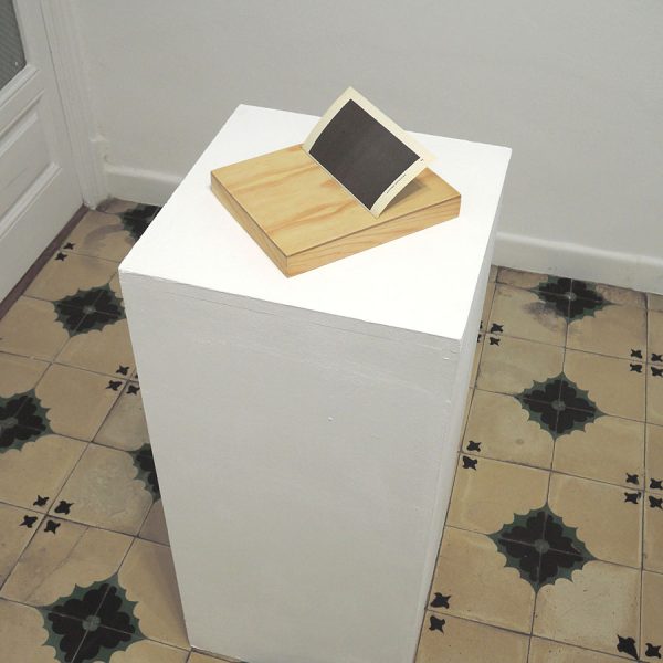 Misha Bies Golas. Monocromo negro, 2015. Hoja de libro y madera. Edición 3 + 1