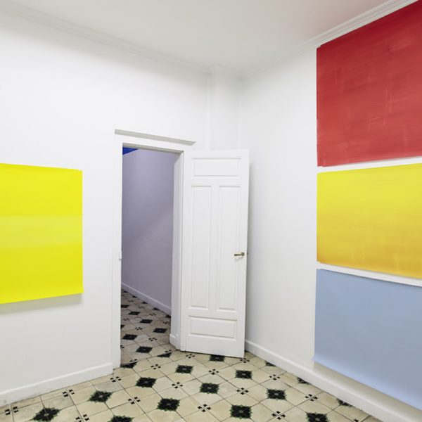 Vista de la exposición, 2015. Acrílico sobre papel poliester. Diferentes medidas