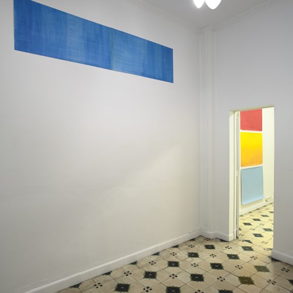 Vista de la exposición, 2015. Acrílico sobre papel poliester. 40 x 240 cm