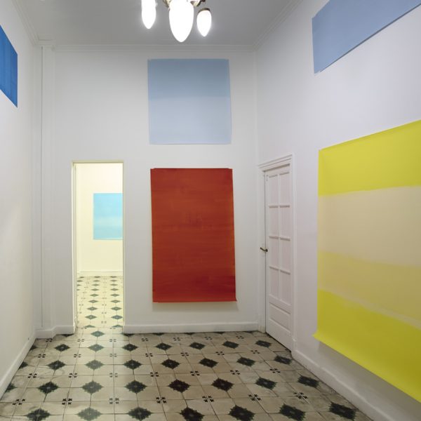 Vista de la exposición, 2015. Acrílico sobre papel poliester. Diferentes medidas