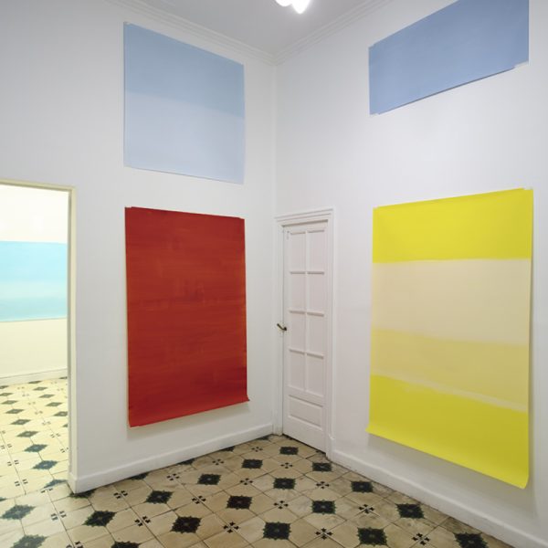 Vista de la exposición, 2015. Acrílico sobre papel poliester. Diferentes medidas
