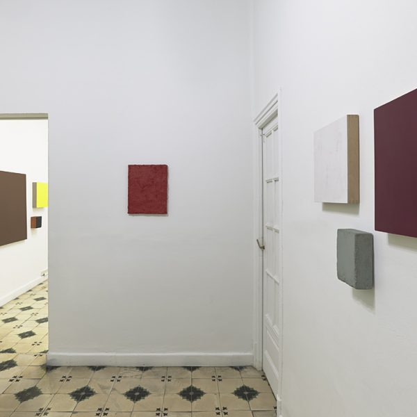 Vista de la exposición. Pinturas y ensamblajes.