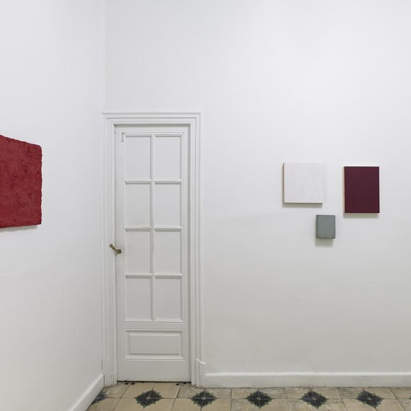 Vista de la exposición. Pinturas y ensamblajes.