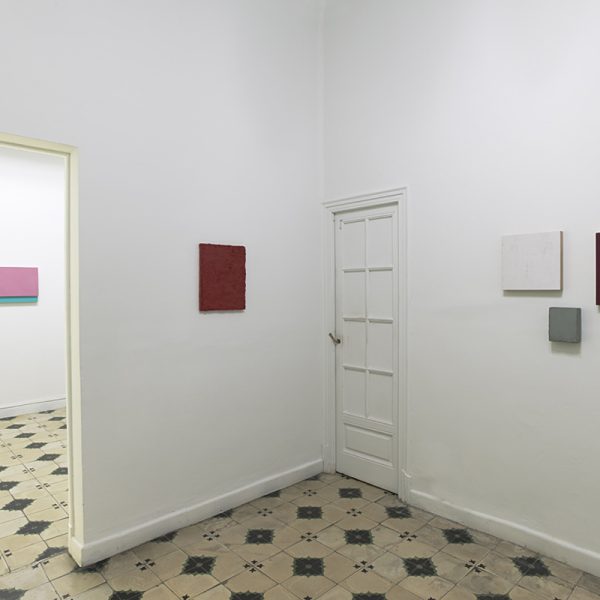 Vista de la exposición. Pinturas y ensamblajes. Foto Marcos Morilla