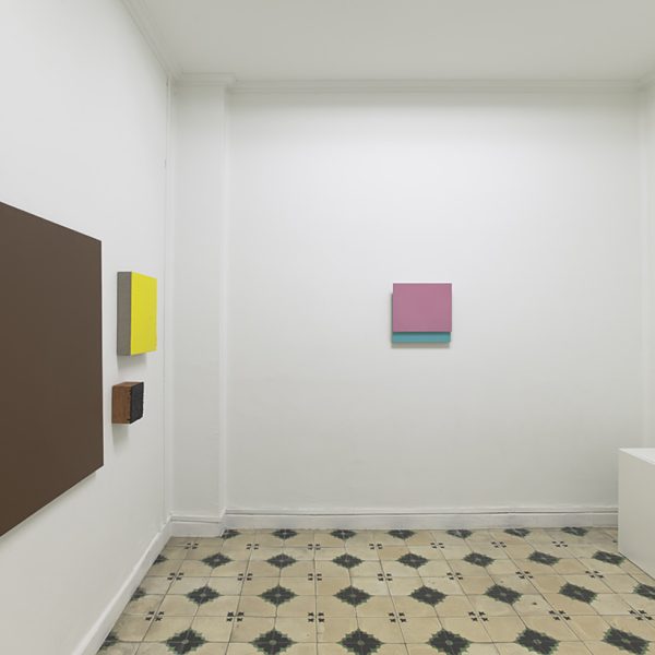 Vista de la exposición. Pinturas y ensamblajes.
