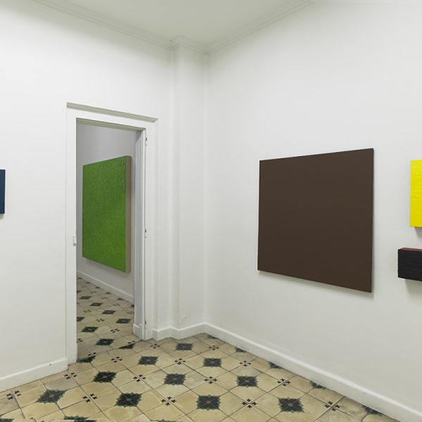 Vista de la exposición. Pinturas y ensamblajes.