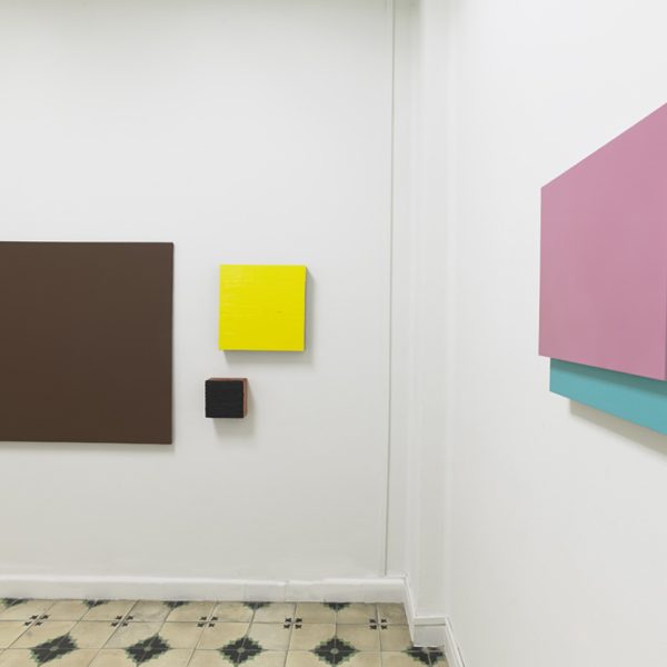 Vista de la exposición. Pinturas y ensamblajes.