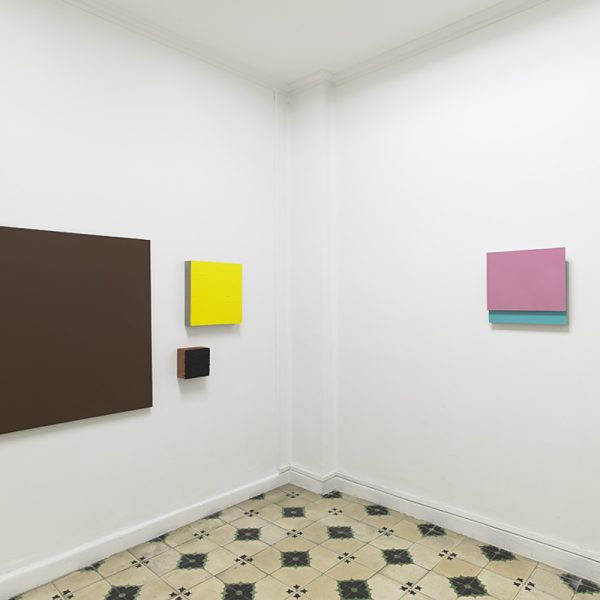 Vista de la exposición. Pinturas y ensamblajes. foto Marcos Morilla
