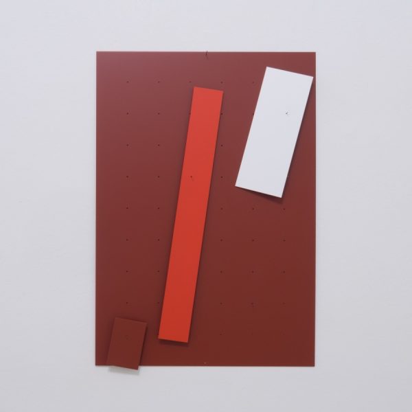 Oxide red, 2017. Pintura y pins sobre  panel de aluminio. 50 x 35 x 2 cm.