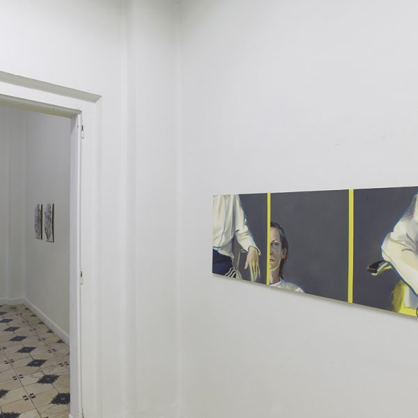 Algunas flores y un retrato. Vista de la exposición.