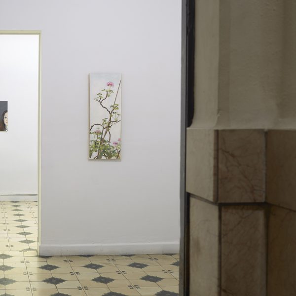 Algunas flores y un retrato. Vista de la exposición.