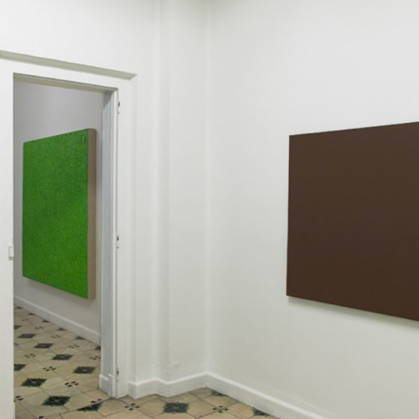 Vista de la exposición. Pinturas y ensamblajes.