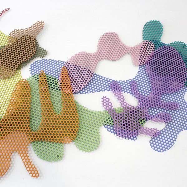 Túmulo II, 2018. Acero esmaltado. 130 x 80 cm