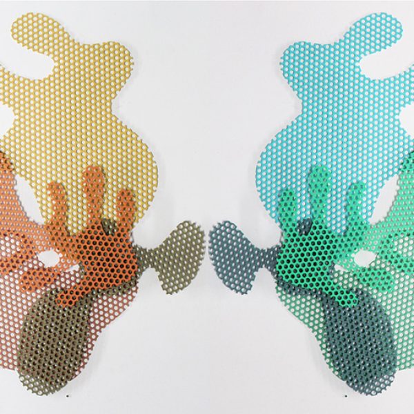 Mario Espliego. Túmulo, IV, 2019.Enamelled steel 90 x 75 cm
