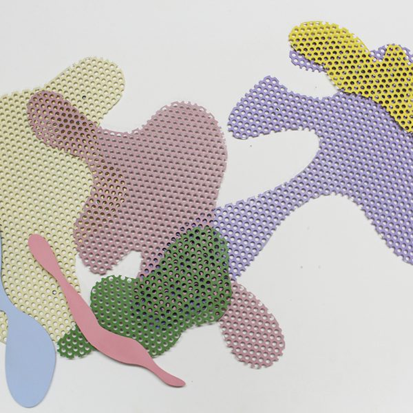 Túmulo IX, 2019. Acero esmaltado. 100 x 80 cm