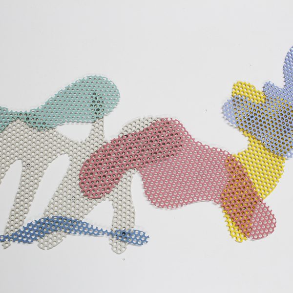 Túmulo VI, 2019. Acero esmaltado. 95 x 50 cm