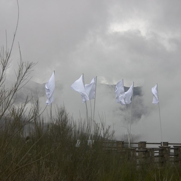 Adolfo Manzano. Palabras al sol y al viento, 2006. Mástiles de hierro, telas de satén bordadas. 600 x 180 cm