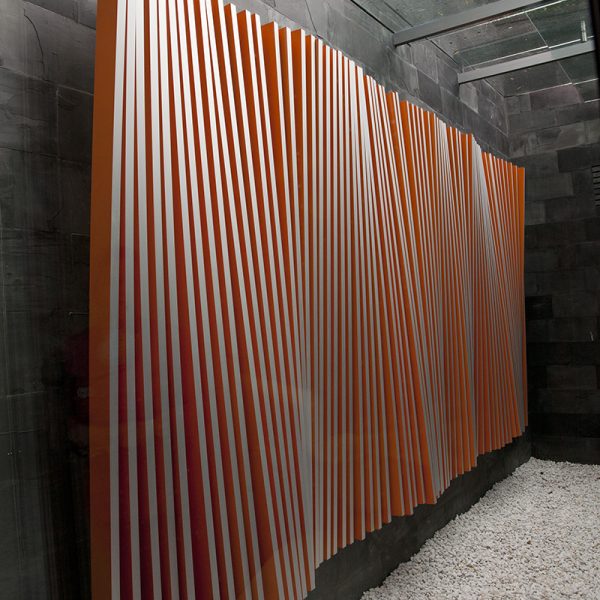 Adolfo Manzano. La lluz de la seronda, 2008. Aluminio lacado 		
300 x 800 cm