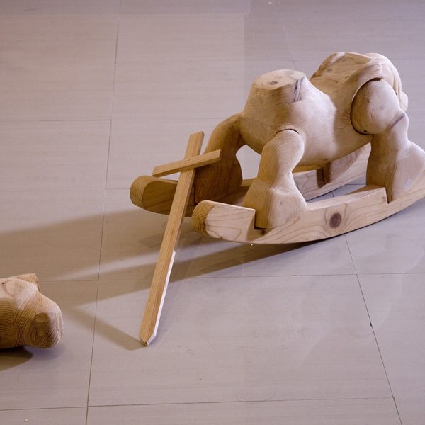 Adolfo Manzano. El fin de la inocencia, 2007. Madera de pino norte. 34 x 140 x 68 cm