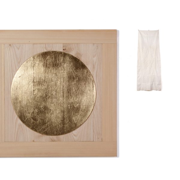 Adolfo Manzano. Demencia, 2013. Madera de castaño, pan de oro, tela bordada. 170 x 190 cm