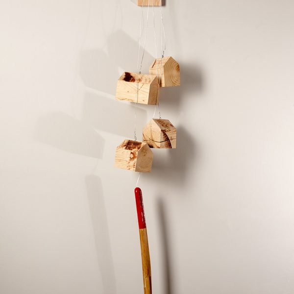 Adolfo Manzano. De la serie: Simulacros, Entre el eco del amor y la sombra de un pájaro, 2013. 		
 Madera de castaño.		
140 x 25 x 20 cm