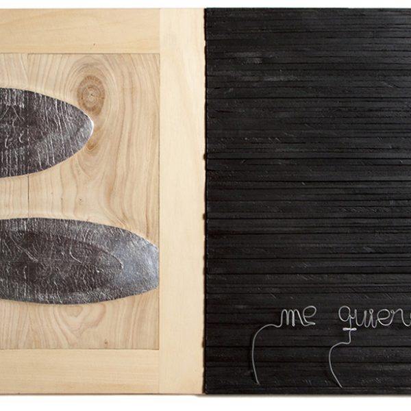 Adolfo Manzano. Construyendo un muro llega la noche, 2013. Díptico. Madera de castaño, pan de plata. pintura acrílica, alambre. 66 x 132 cm
