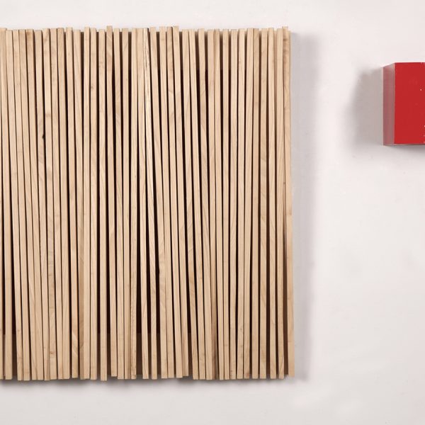 Adolfo Manzano. Siete planetas, 2013. Madera de castaño, esmalte, sistema de audio. 57 x 80 cm