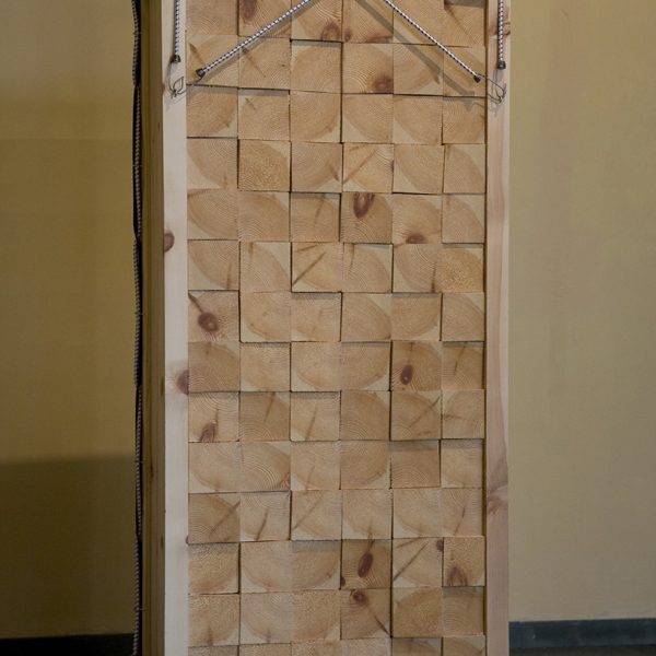 Adolfo Manzano. De la serie: Pequeñas nubes, en el jardín susurros, 2013. Madera de pino norte y toldo. 163 x 69,5 x 30 cm