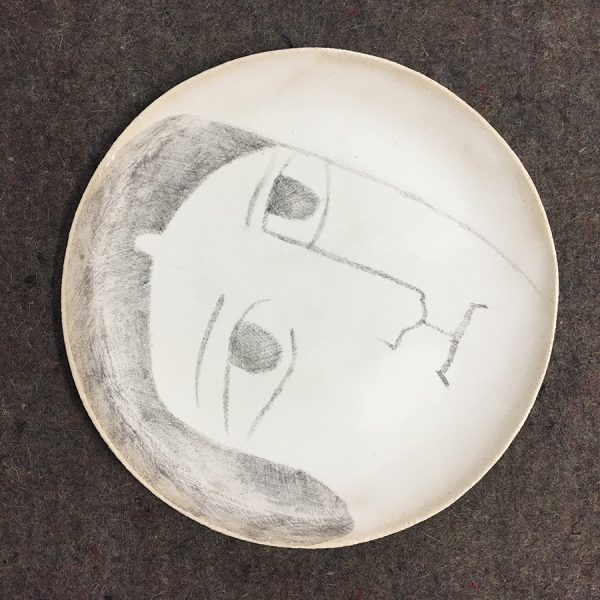 María Gimeno. En o Ende, 2018. Dibujo sobre cerámica esmaltada. Ø 21cm.
Serie de 7 + 3 AP