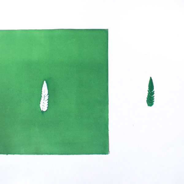 Tania Blanco. Cerúleo. Verde oscuro, 2020. Gofrado sobre papel Hahnemühle y plástico. 37, 5 x 37,5 cm (papel)