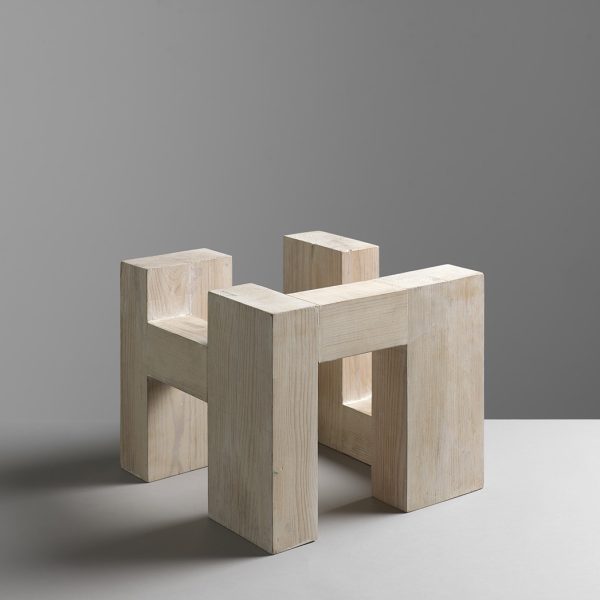 AMADOR. Módulo II ascendente descendente. Madera de pino. 28 x 34,5 x 34,5 cm.