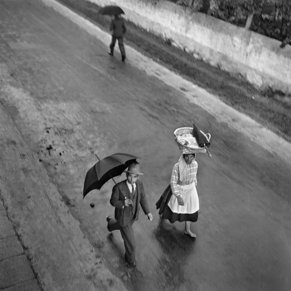 Nicolás Muller. Bajo la lluvia. Portugal, 1939.
Digital print with pigmented inks on
Hahnemühle Baryta paper.
Edition 2 of 5