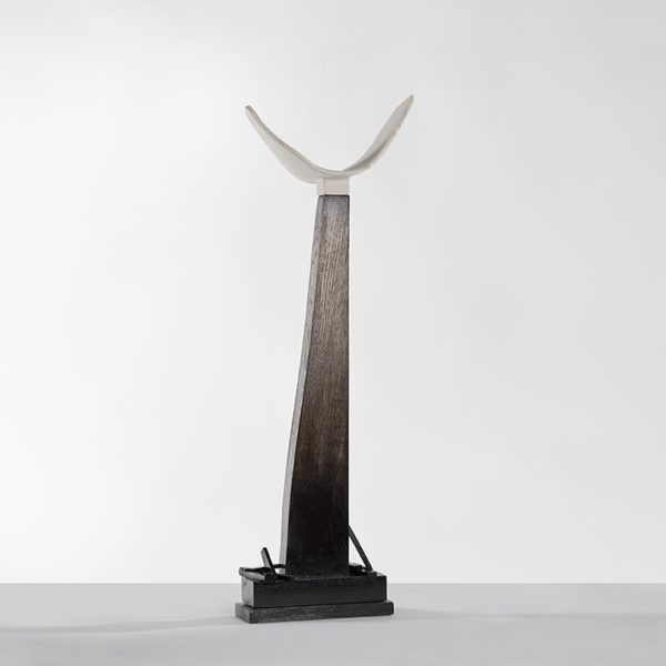 Adolfo Manzano. Ángel de la historia, 2024. Madera de casaaño y loza. 23 x 67 x 9 cm