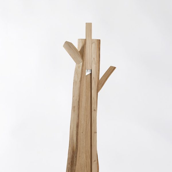 Adolfo Manzano. Árbol de la libertad, 2024. Madera de castaño y plata. 17 x 56 x 9 cm