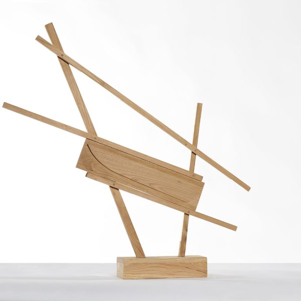 Adolfo Manzano. Barca de Caronte, 2024. Madera de castaño. 17 x 43 x 12 cm