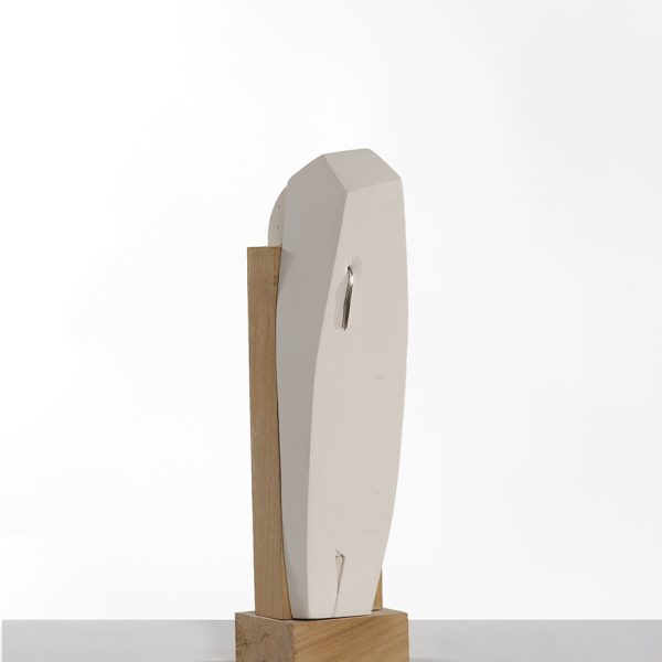 Adolfo Manzano. Frontera, 2024. Loza, madera de castaño y plata. 30 x 10 x 8 cm