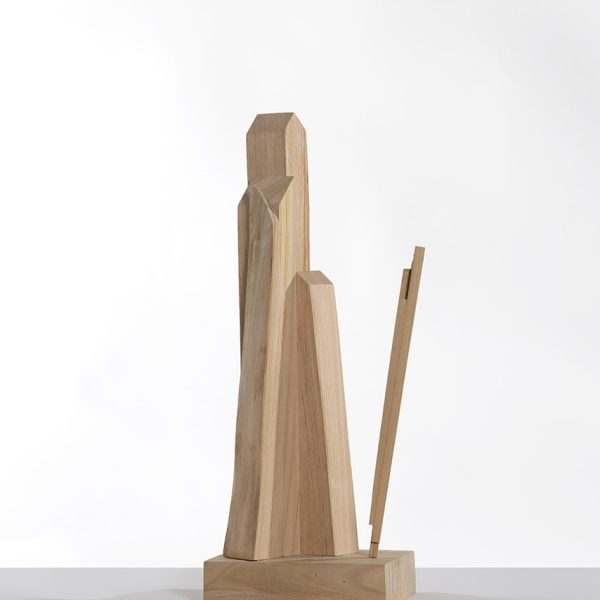 Adolfo Manzano. Fuego sobre Berlin, 2024. Madera de castaño. 17 x 43 x 12 cm