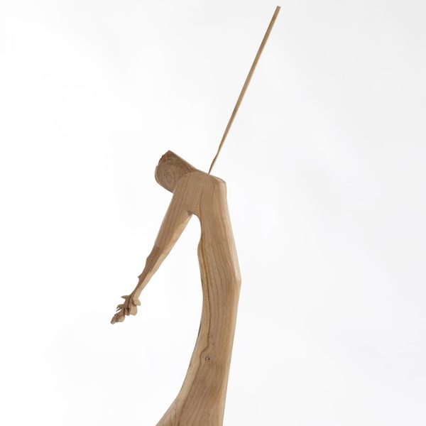 Adolfo Manzano. Nadie está seguro, 2024. Chestnut wood. 77 x 27 x 4 cm