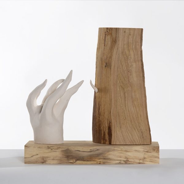 Adolfo Manzano. Principio y fin, 2024. Chestnut wood, ceramic. 31 x 31 x 10 cm