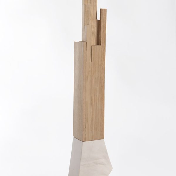 Adolfo Manzano. Progreso, 2024. Madera de castaño y loza. 53 x 13 x 11 cm