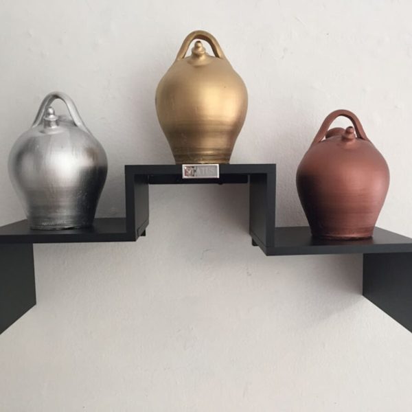Cuco Suárez. Botijos, 2017. Barro cocido y esmalte. 30 x 20 cm.