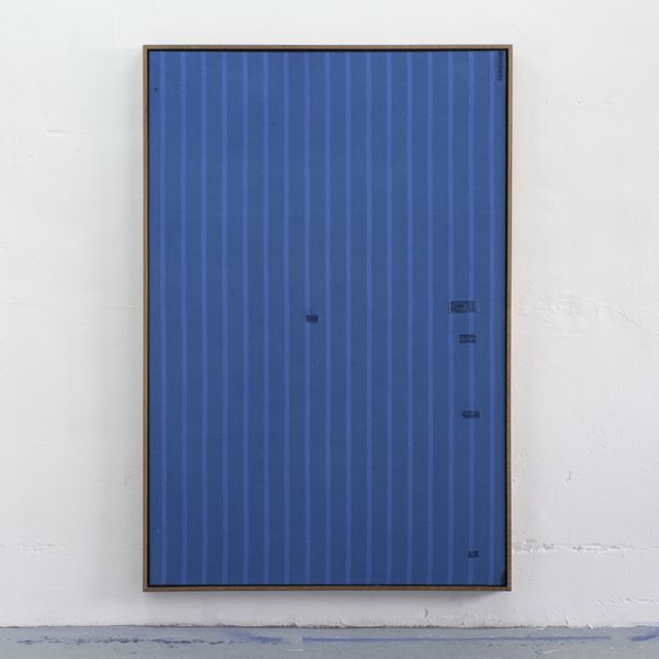 Maria Tinaut. Single lover I, 2023.  Funda de colchón teñida y remendada sobre bastidor. 195 x 130 x 5 cm