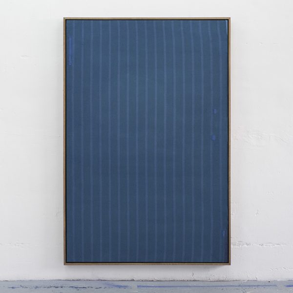 Maria Tinaut. Single lover II, 2023. Funda de colchón teñida y remendada sobre bastidor. 195 x 130 x 5 cm
