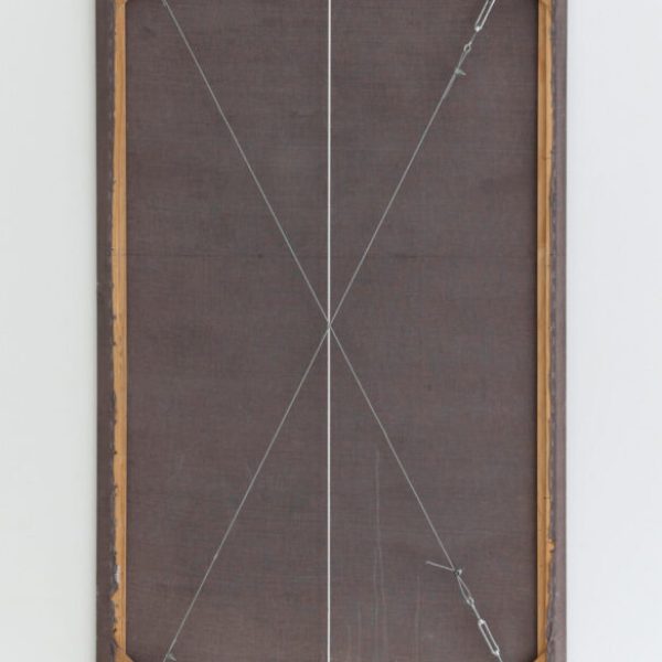 Leo Burge. 
Rear strainer, 2023. Bastidor artesanal de lino, cola natural, cable y tensadores.
140 x 80 x 2 cm