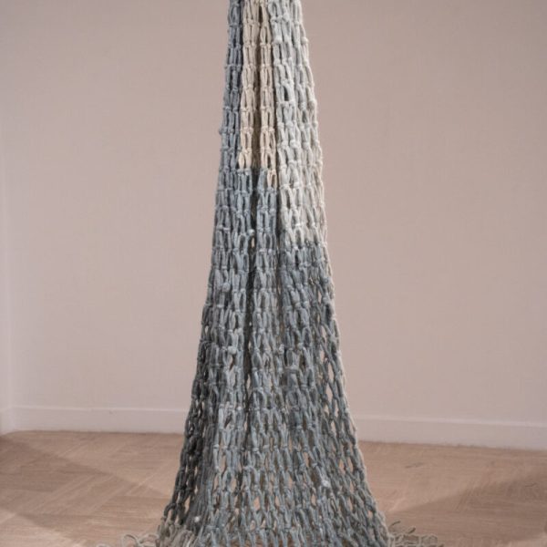 Irene Trapote. Red-Alga, 2025. 
Red tejida a mano. Cuerda fieltrada de lana de oveja xalda asturiana. Tinte de espirulina. 200 x 140 x 140 cm. Medidas variables