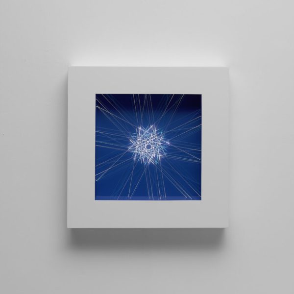 Pablo Armesto. Little blue star, 2022. DMF lacado, fibra óptica, alambre de aluminio Antado, pirex y led. 
70 x 70 x 12 cm